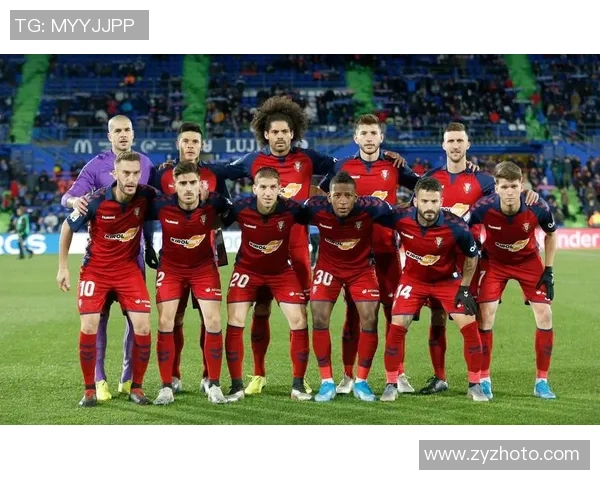 国王杯激战：拜仁与皇马0比0平局乌龙球瞬间引发全场狂欢解析