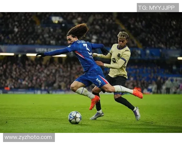 切尔西友谊赛大胜巴萨六比二争议判罚引发全场热议